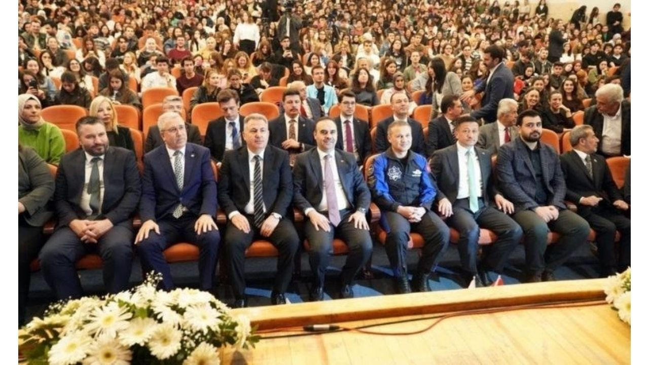 AKP’s İzmir candidate campaigns in university with 'encouraged' attendance
