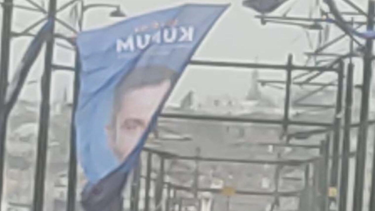 AKP’s Istanbul mayoral candidate’s election posters disrupt tram route