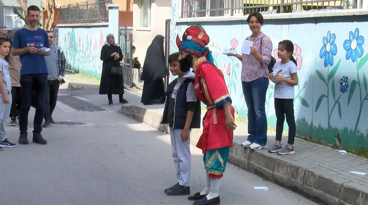 Voters in costumes create colorful scenes in Turkish local elections - Page 7