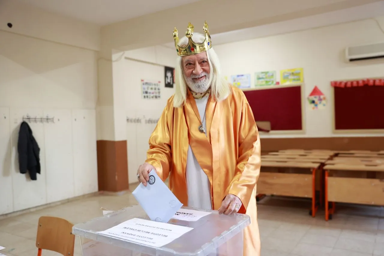 Voters in costumes create colorful scenes in Turkish local elections - Page 3