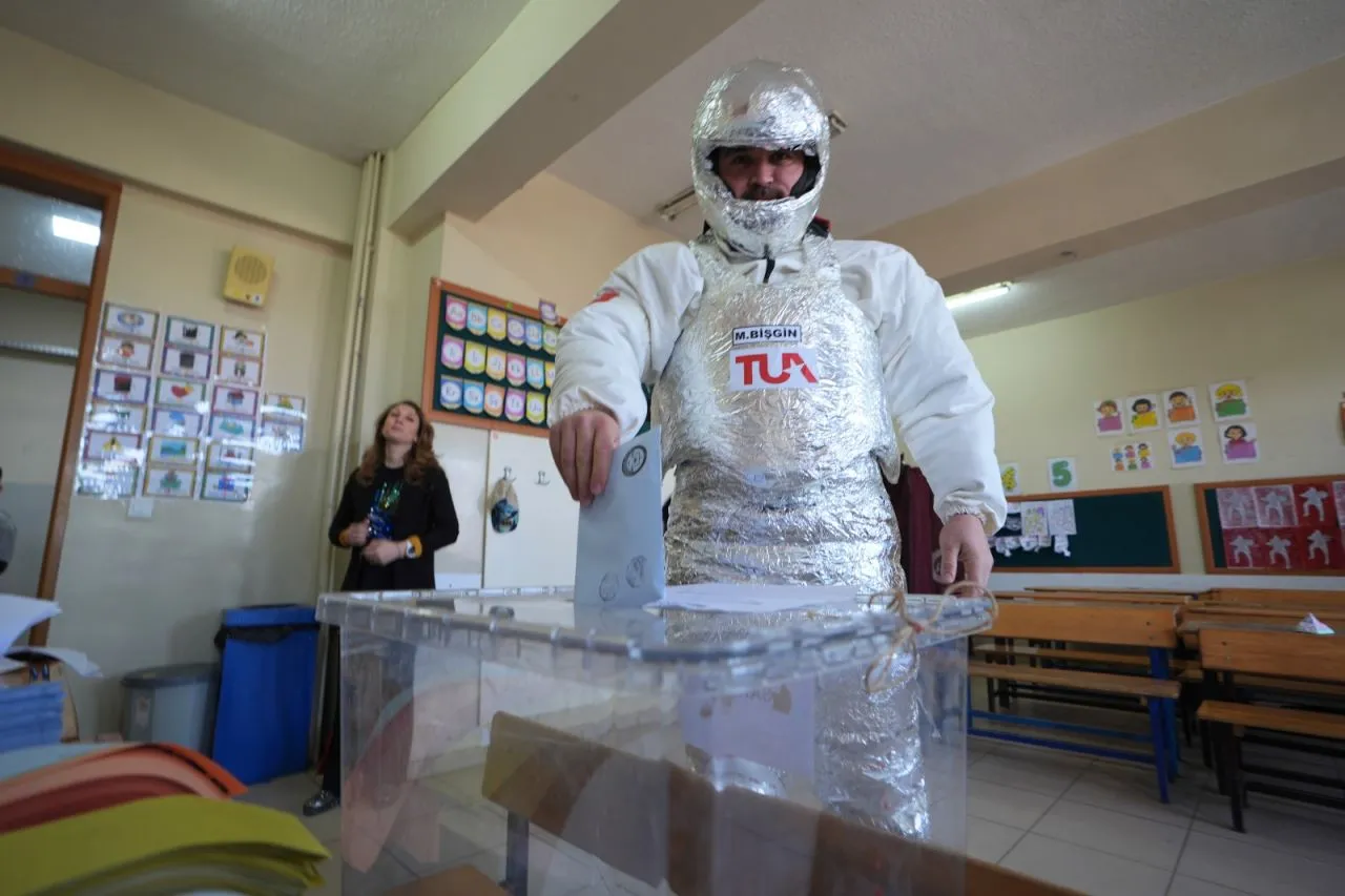 Voters in costumes create colorful scenes in Turkish local elections - Page 2