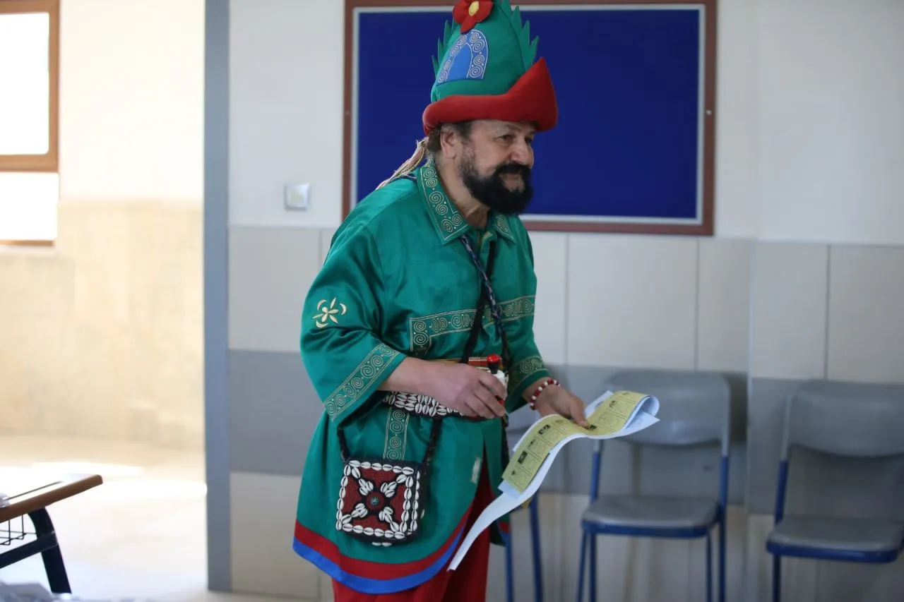 Voters in costumes create colorful scenes in Turkish local elections - Page 6