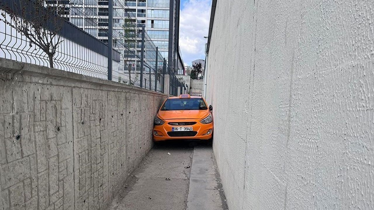 Driver leaves taxi stuck between walls while fleeing police