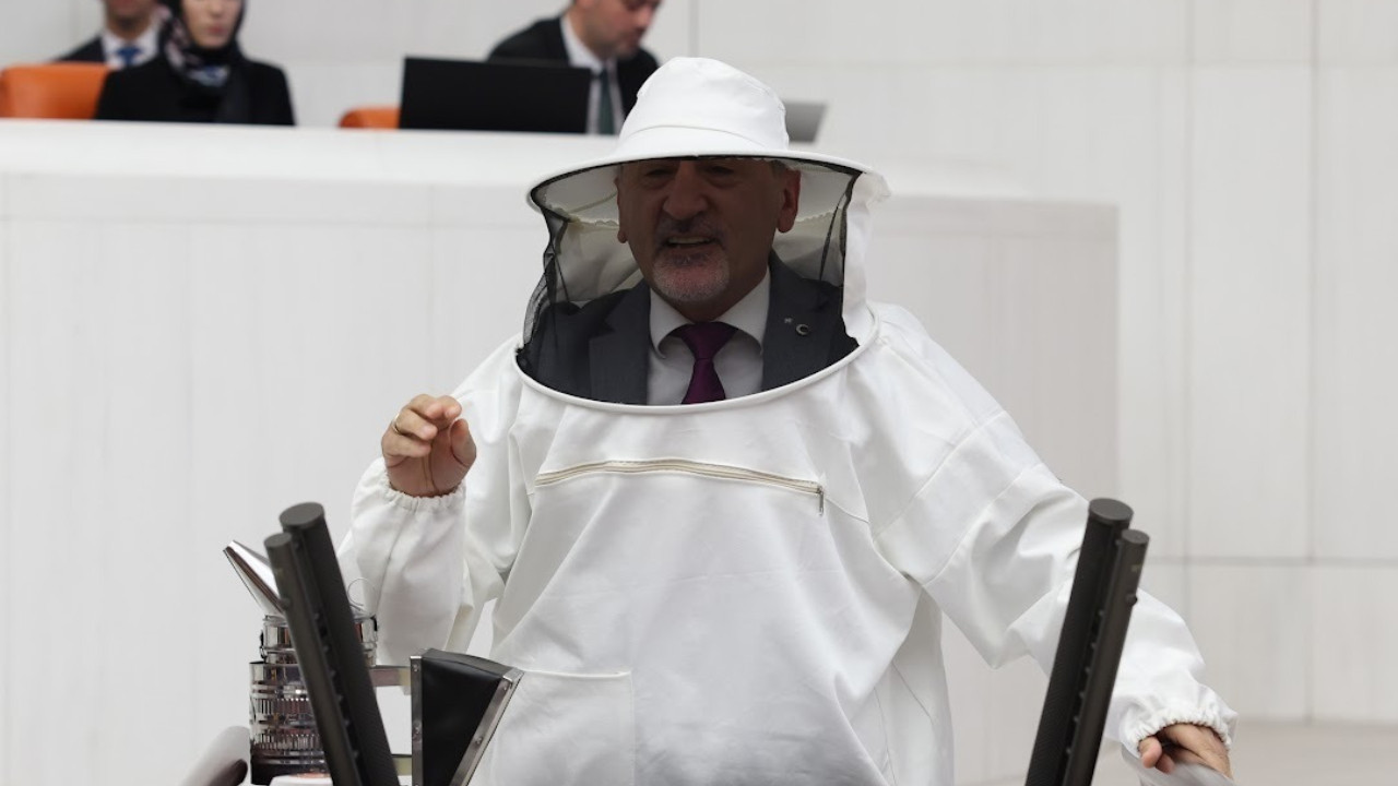 CHP deputy gives speech with beekeeping suit at Parliament