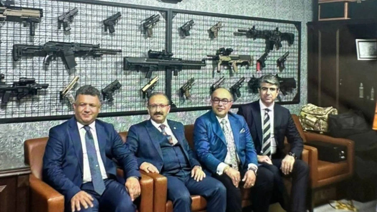 Turkish judge displays long guns, pistols in İzmir courthouse
