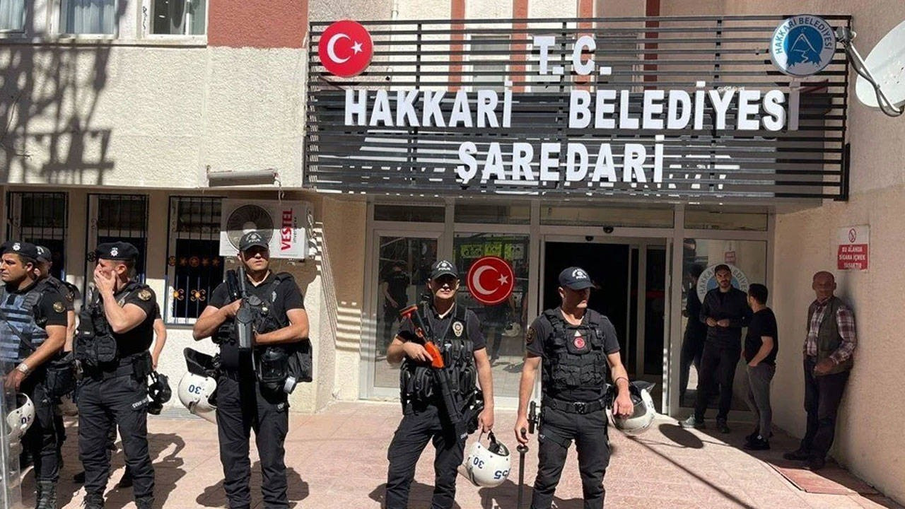 Turkish gov't appoints trustee to Hakkari Municipality, detains mayor
