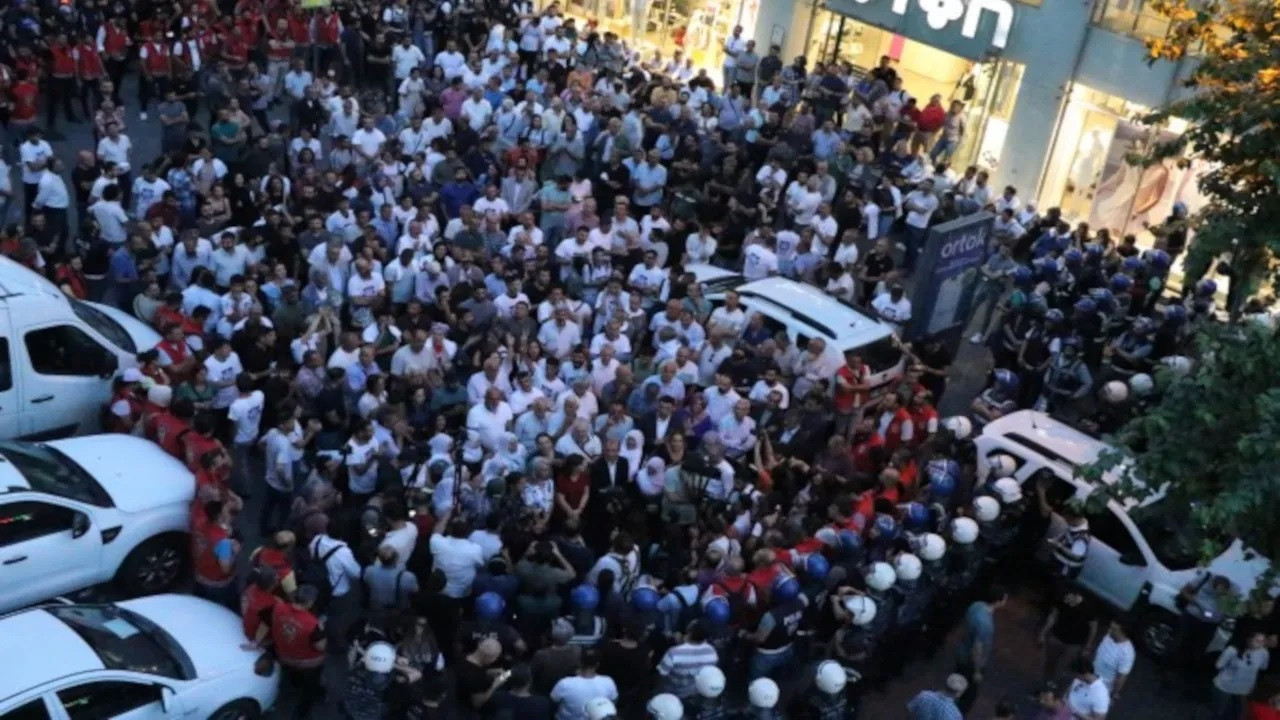 Thousands in Diyarbakır protest appointment of trustee to replace Kurdish mayor despite police barricade