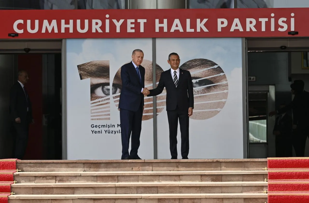President Erdoğan visits CHP headquarters after 18 years - Page 1