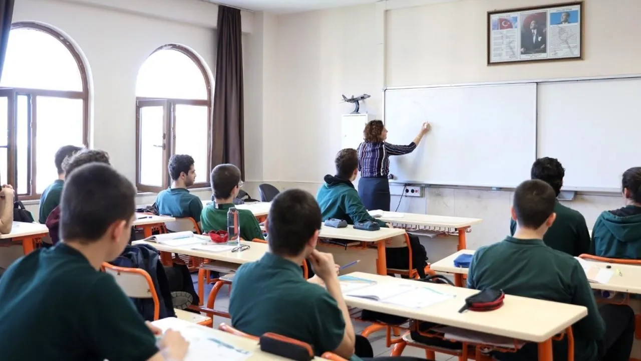 Turkey's private high schools, foundation universities raise tuition fees by 100-300 pct - Page 1