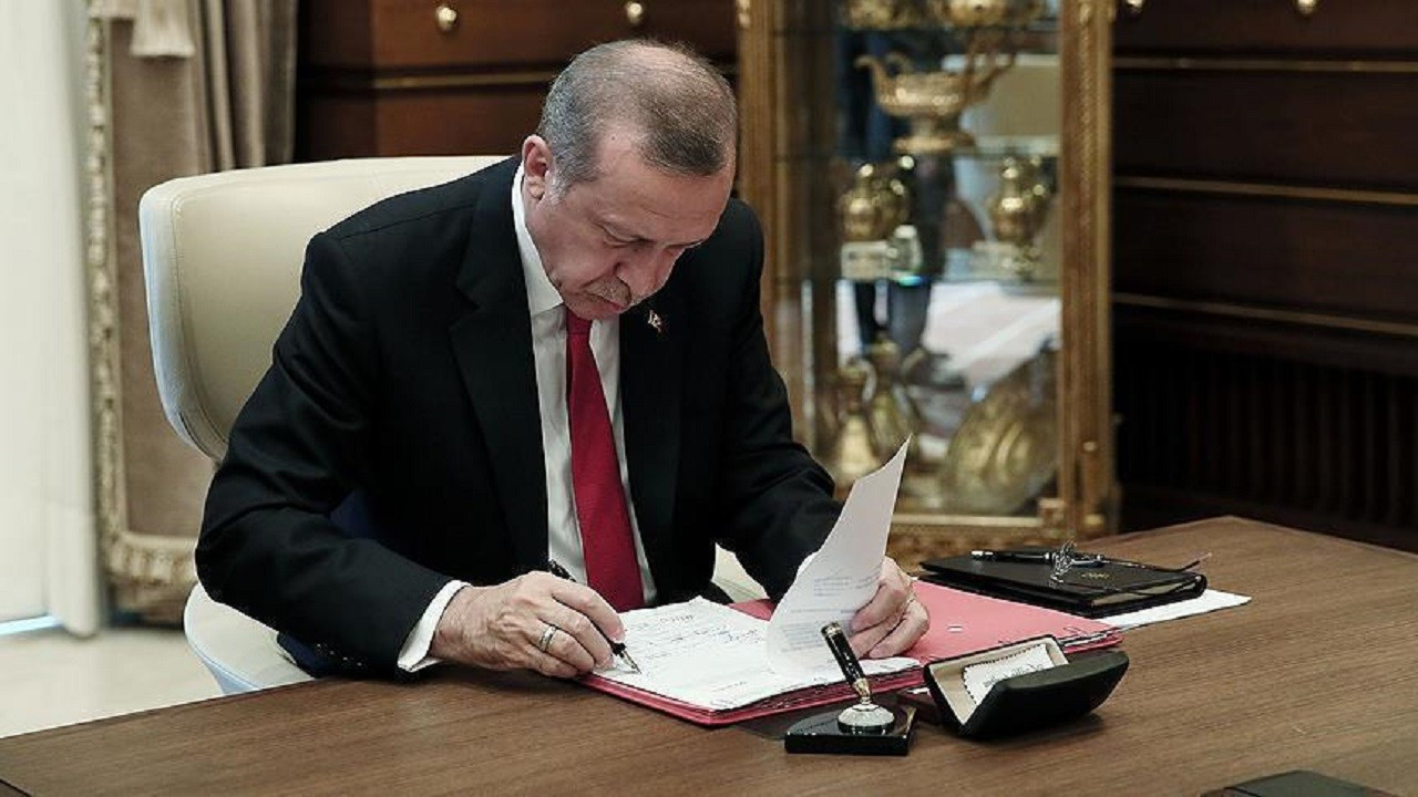 Erdoğan dismisses several senior bureaucrats, appoints 11 rectors