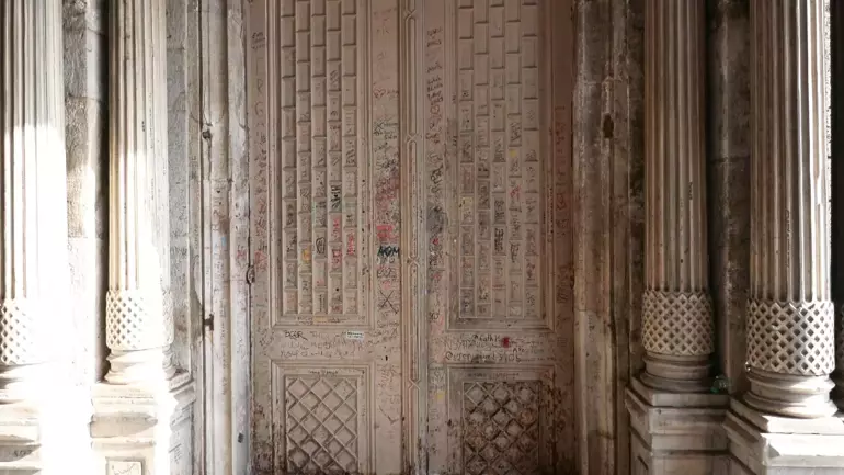 Istanbul’s glorious 19th century Çırağan Palace vandalized with writings - Page 3