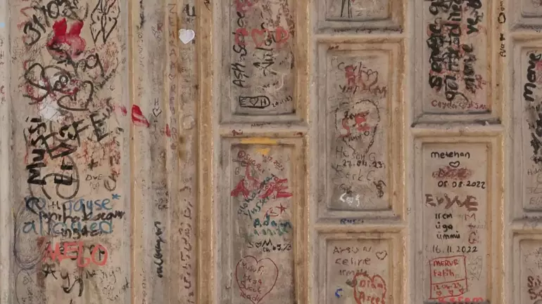 Istanbul’s glorious 19th century Çırağan Palace vandalized with writings - Page 2