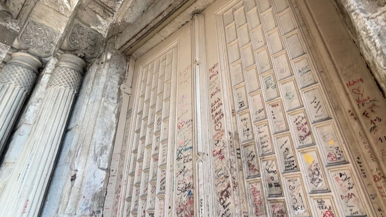 Istanbul’s glorious 19th century Çırağan Palace vandalized with writings - Page 1