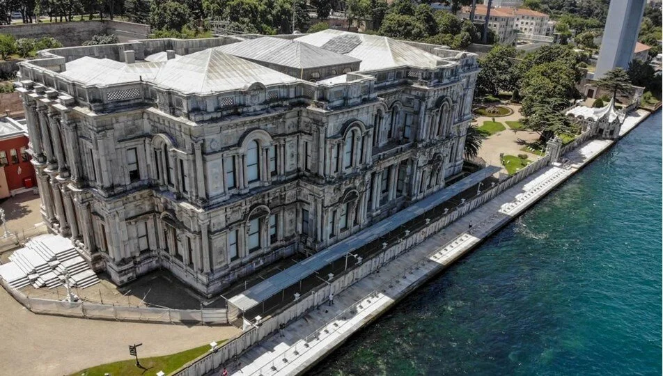 Istanbul’s glorious 19th century Çırağan Palace vandalized with writings - Page 4