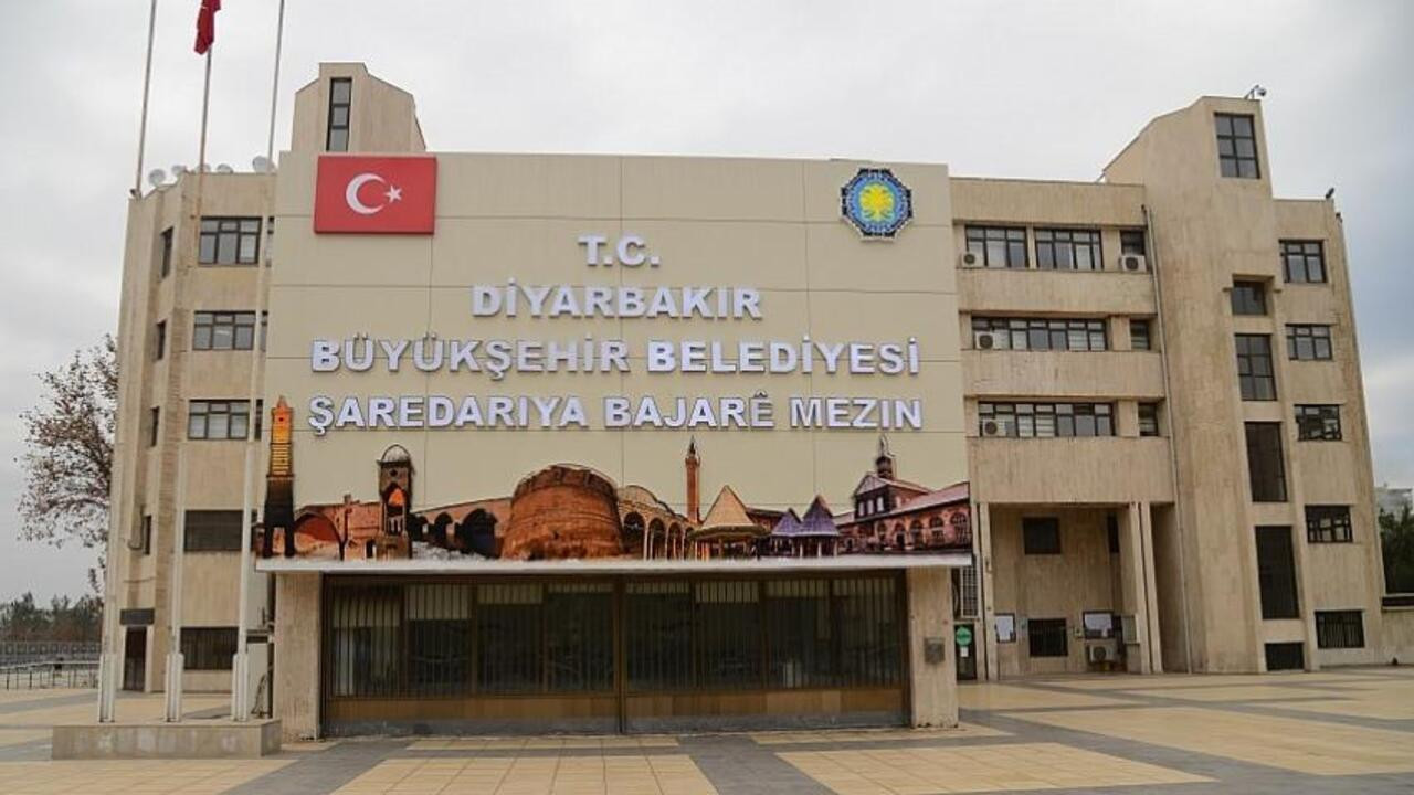 Diyarbakır Municipality introduces multilingual signboards despite AKP’s opposition