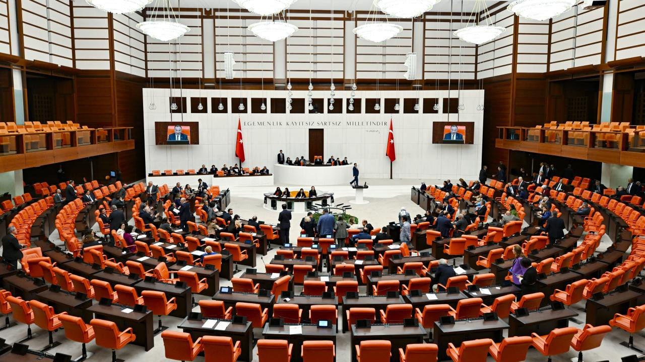 AKP prepares for congress, CHP closes applications for primary