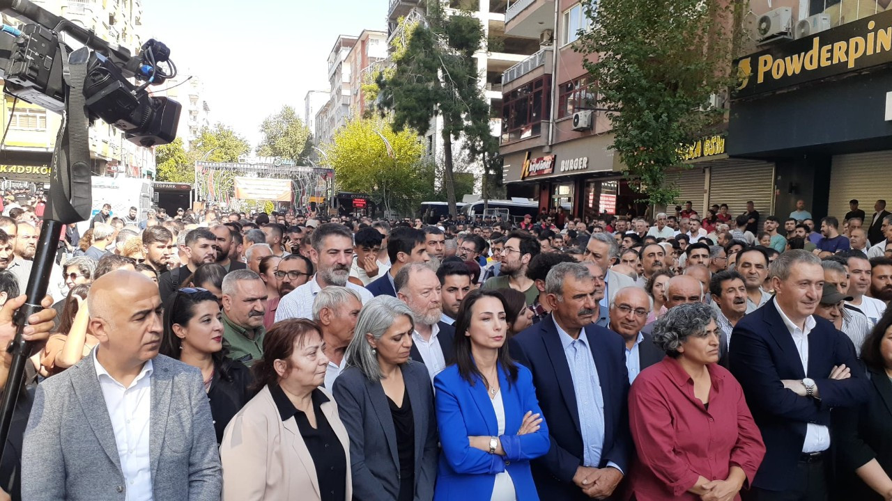 Freedom Rally takes place in southeastern Diyarbakır despite police barricades