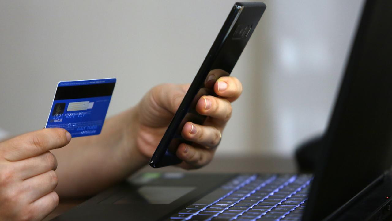 Credit card holders seek to lower limits after AKP's new law proposal