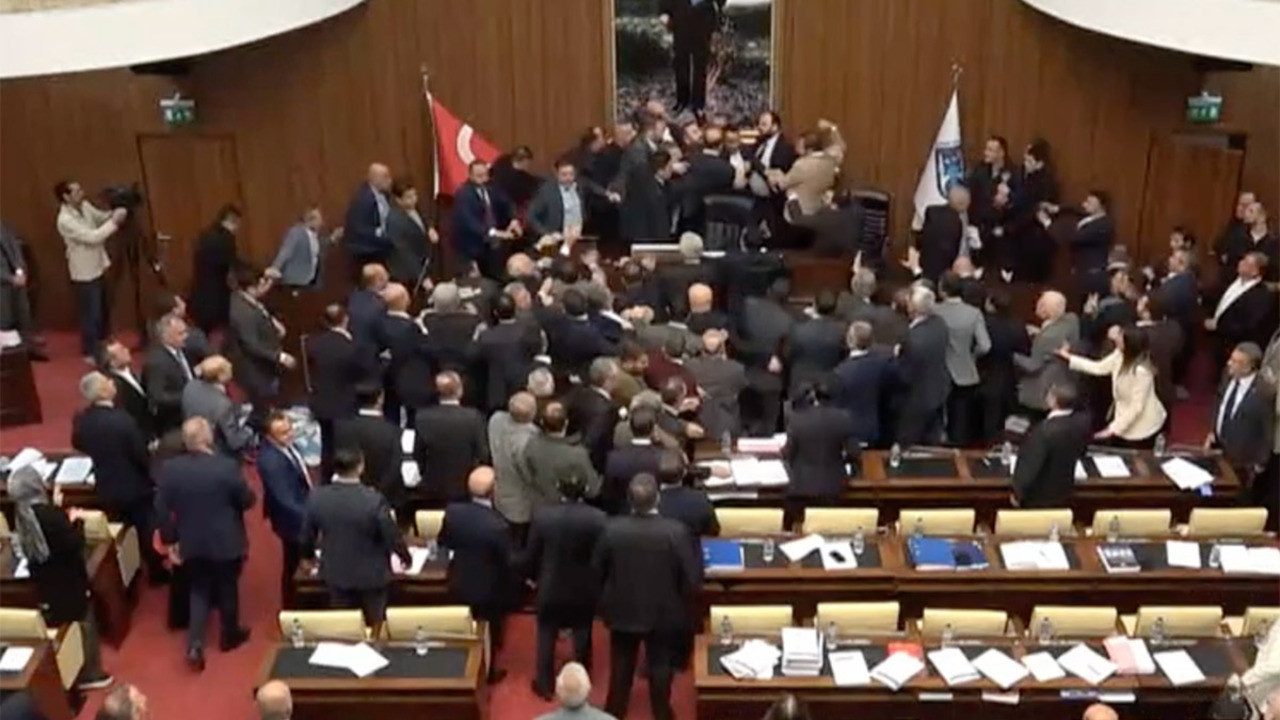 Fistfight erupts in Ankara metropolitan council meeting