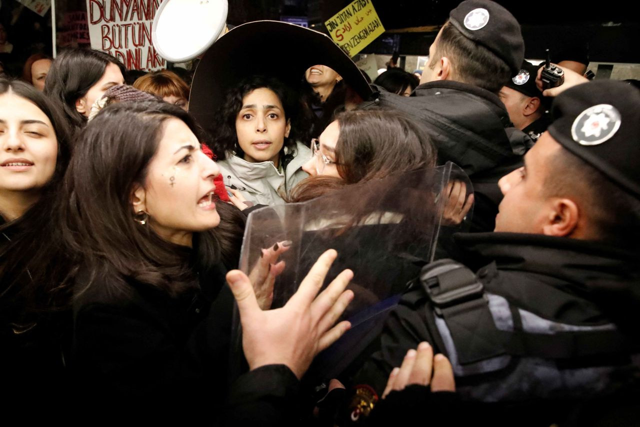 Turkish police detain 169 women during feminist march in Istanbul - Page 1