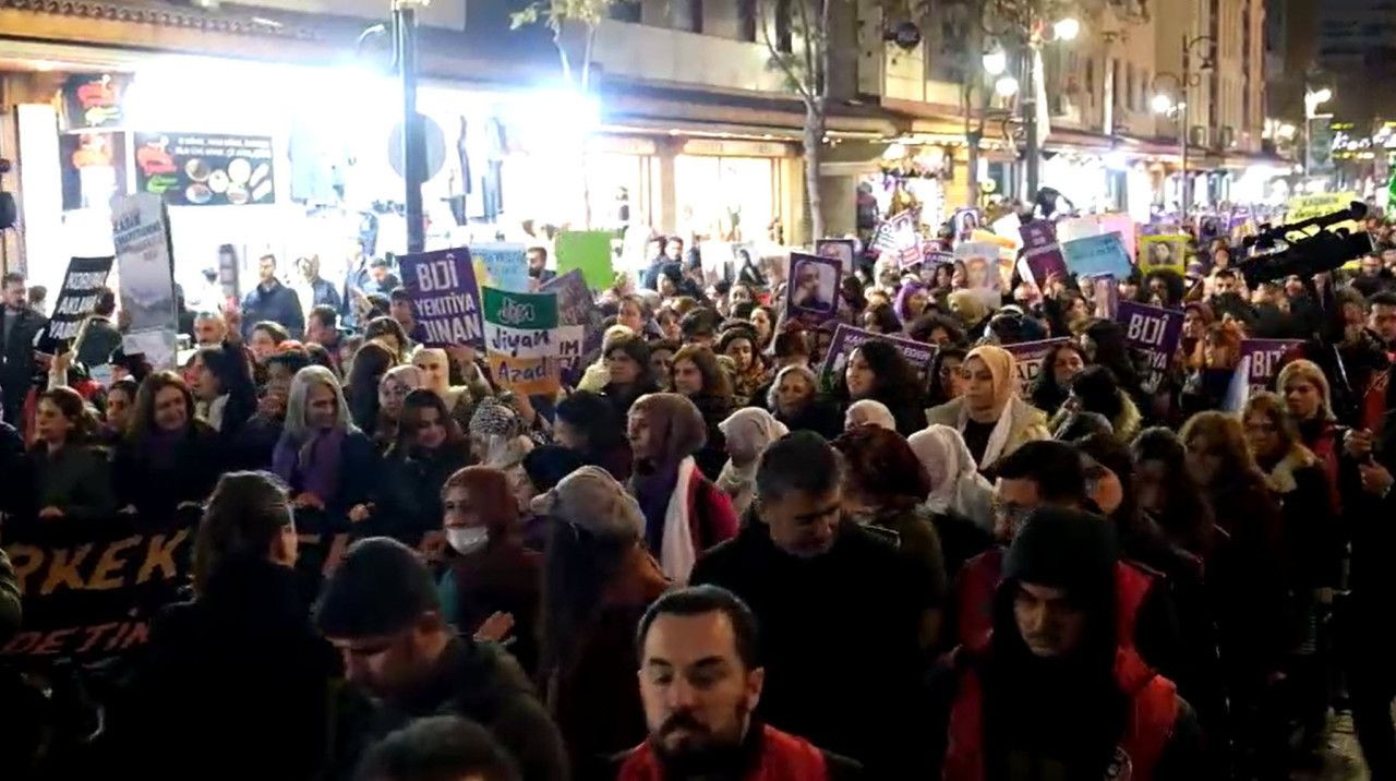 Turkish police detain 169 women during feminist march in Istanbul - Page 3