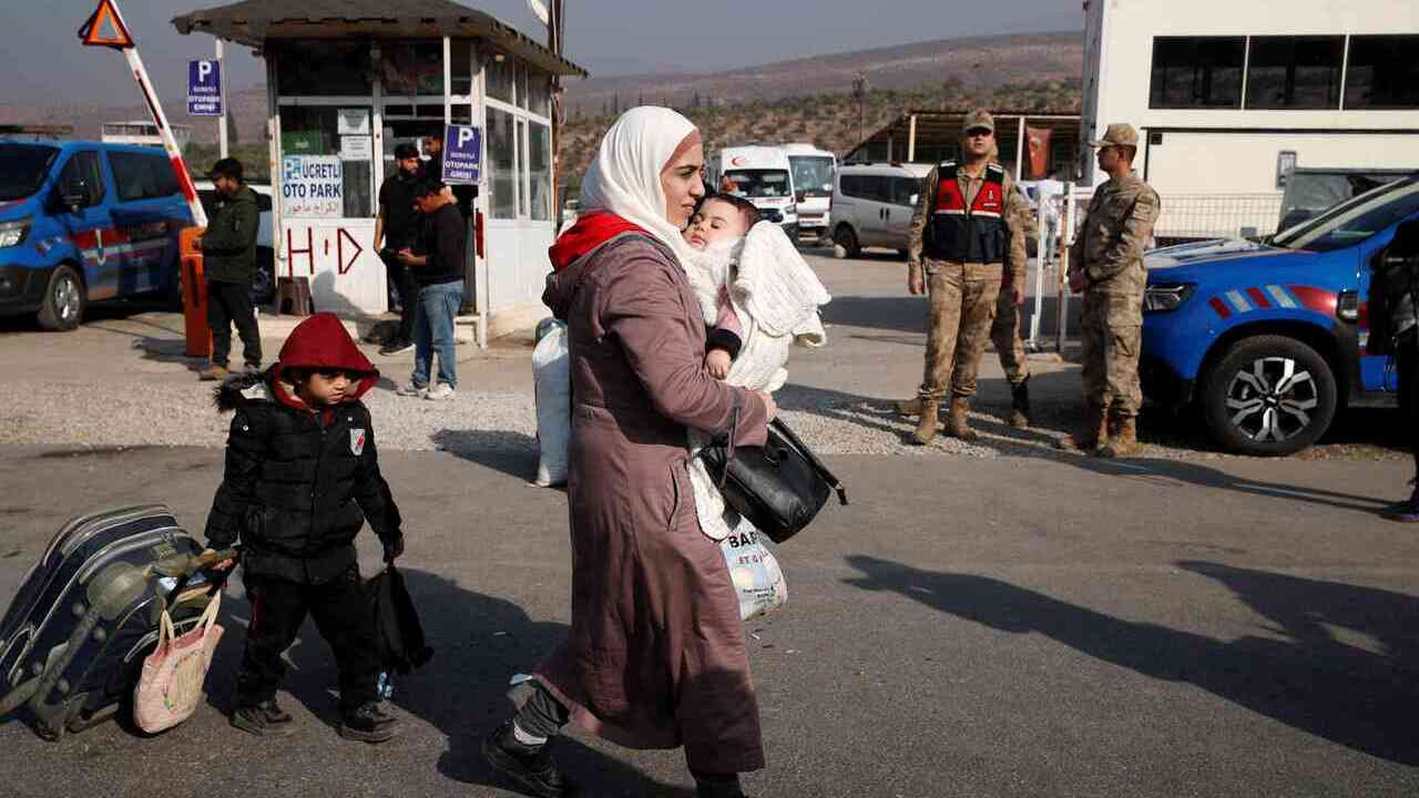 Syrians return home from Turkey with tears, hope