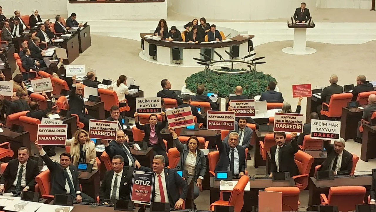 CHP, DEM MPs protest trustees during Interior Minister’s speech