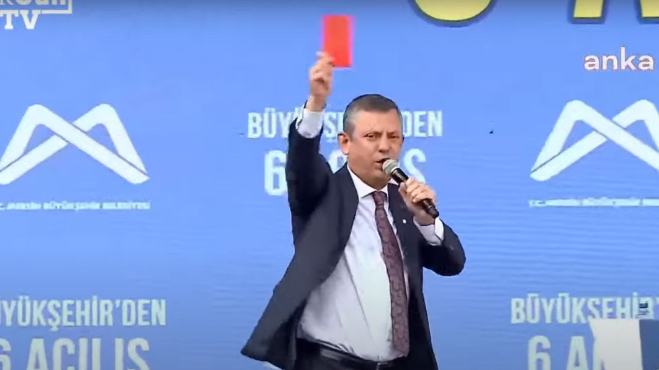 Turkish main opposition leader shows ‘red card’ to President Erdoğan