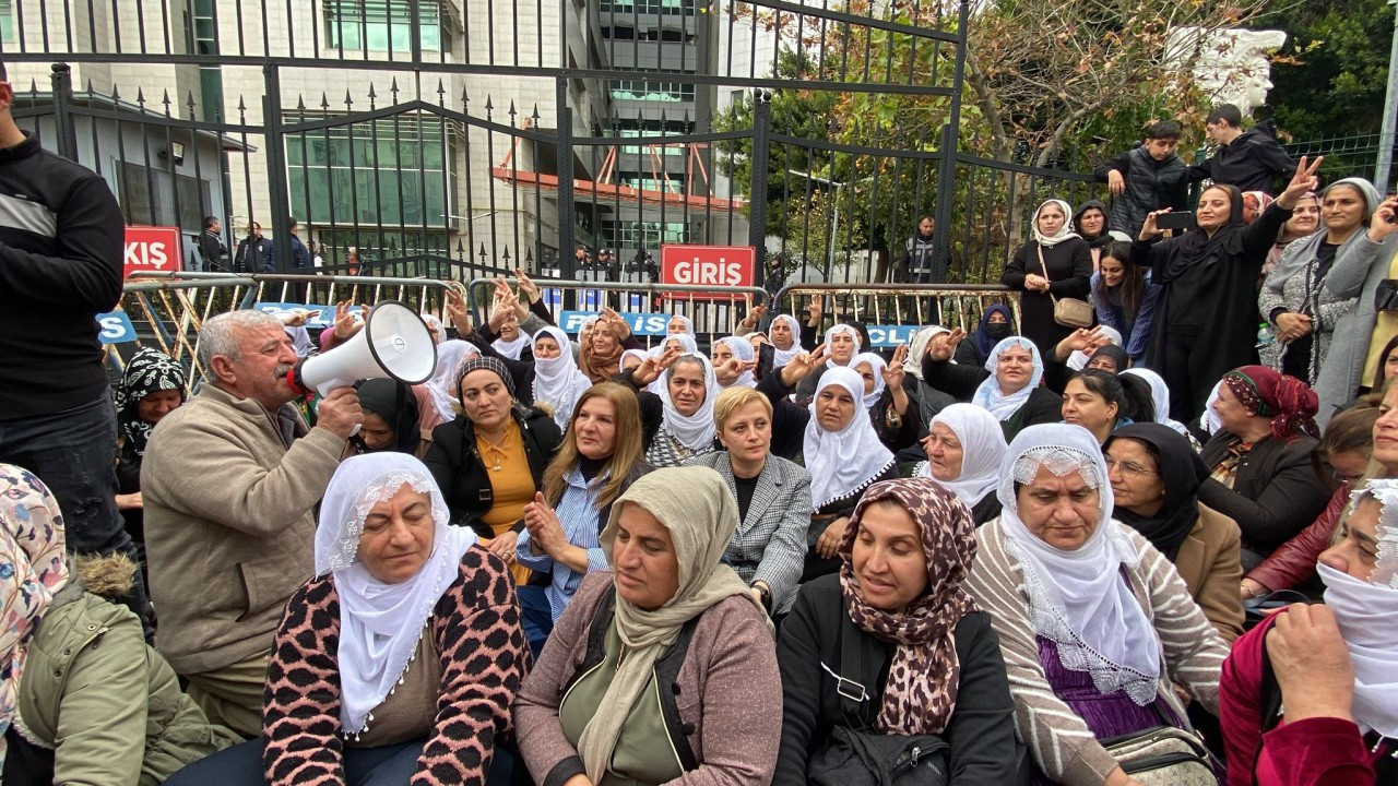 Locals protest at southern Turkey courthouse as DEM Party co-mayors face 'terrorism' charges