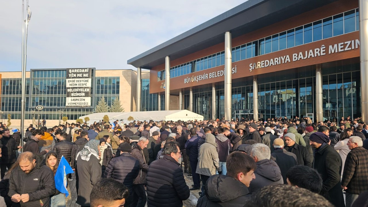 Sit-in protest in eastern Turkey continues after mayor's prison sentence