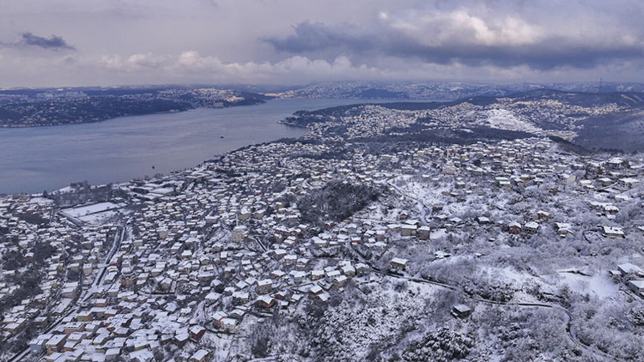 Heavy snowfall paralyses life in Istanbul, Bosphorus traffic halted