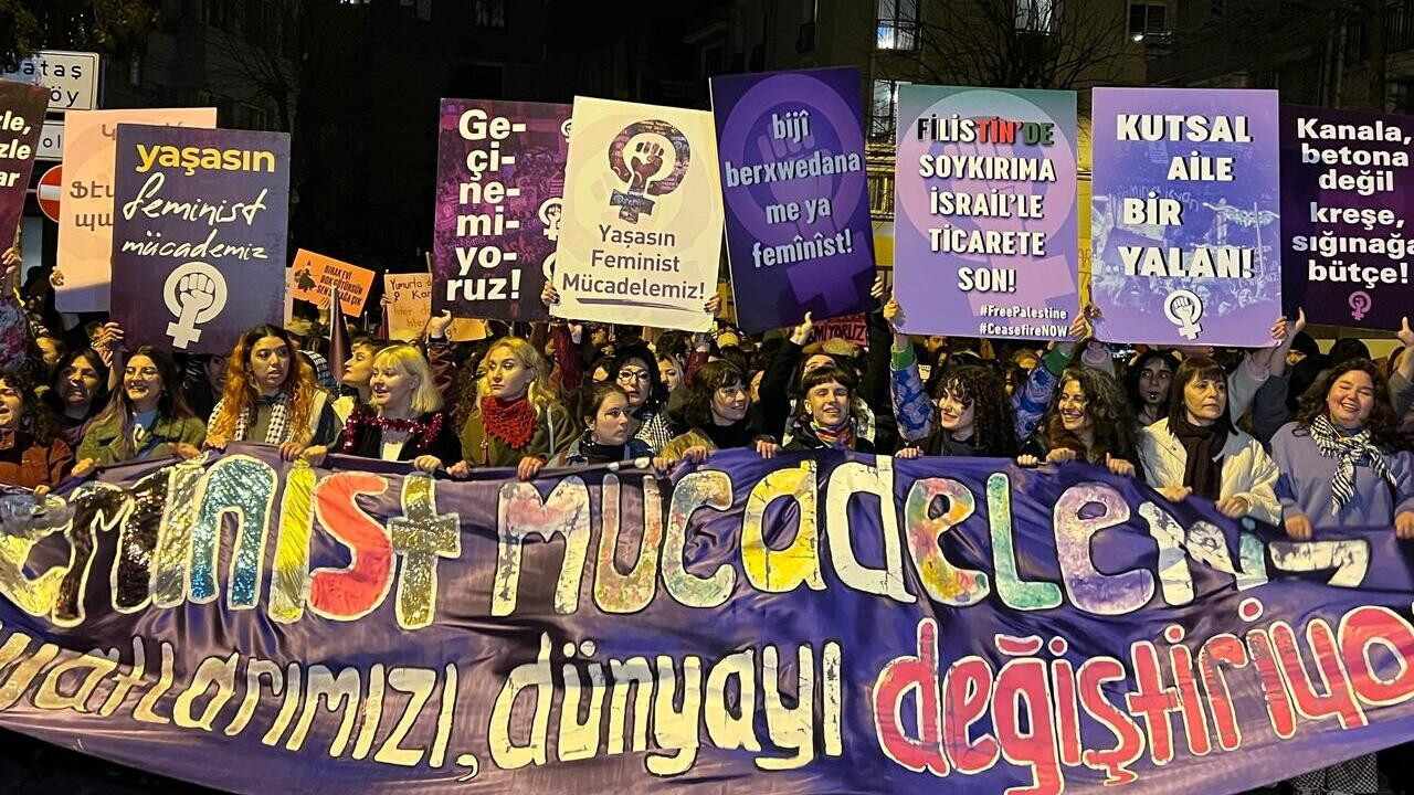 Thousands gather in Istanbul for feminist night march despite bans