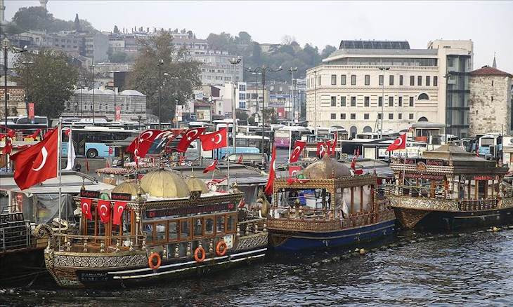 Istanbul's fish sandwich boats to be closed after court ruling