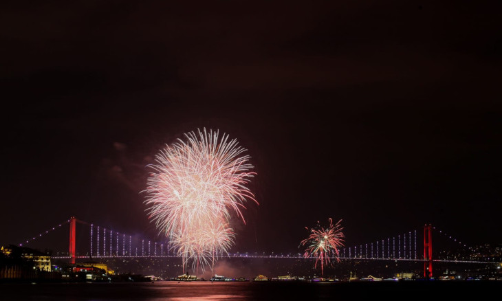 Fireworks illuminate the Bosphorus as Istanbul welcomes 2020