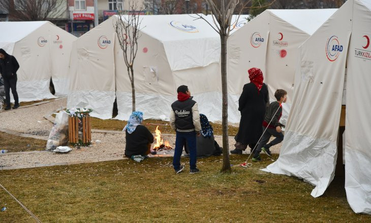 Elazığ quake survivors trying to stay warm in tents in freezing weather