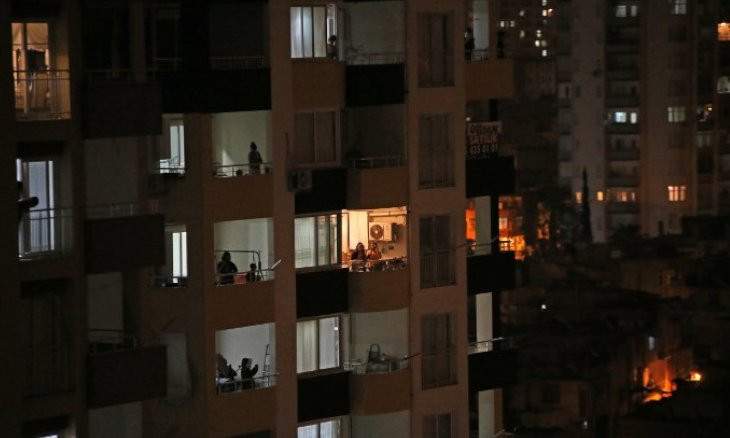 Turks take to their balconies to applaud medical staff