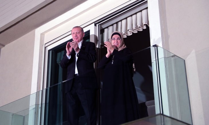 Erdoğan couple joins collective applause supporting healthcare staff
