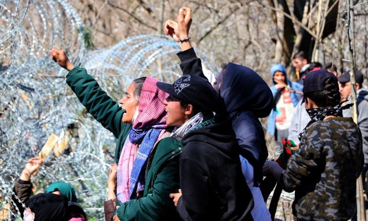 Women, children protest at Turkey-Greece border: Open the gate!