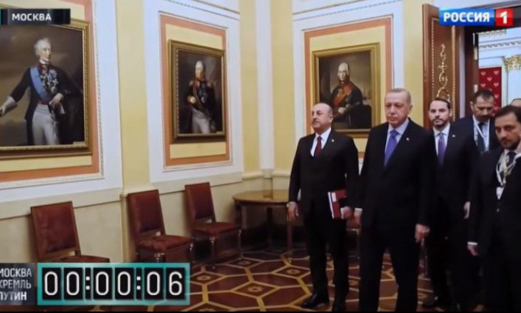 What is the significance of Putin making Erdoğan wait?