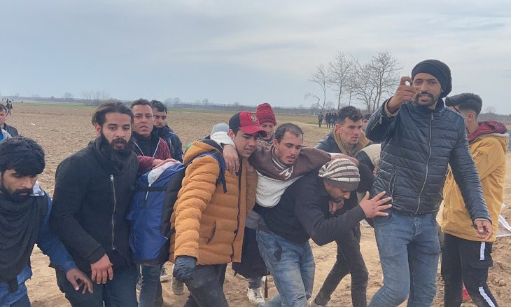 Greek police open fire on migrants on Turkish border