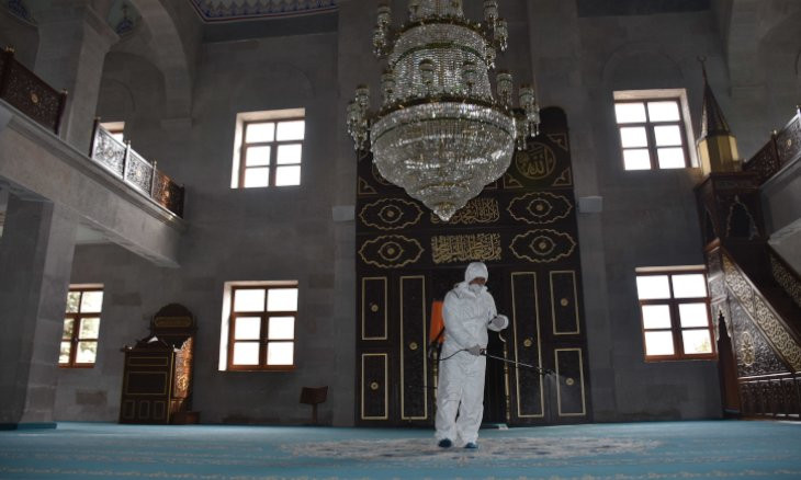 Turkey suspends mass prayers in mosques to halt virus spread