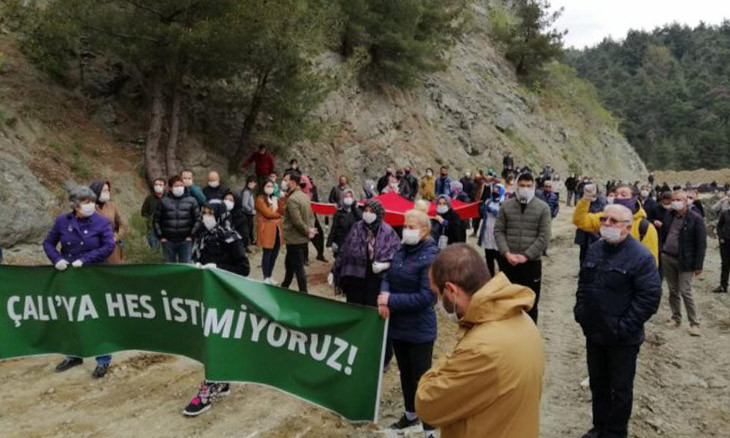 Western Turkey town locals fight against power plant construction amid COVID-19 isolation