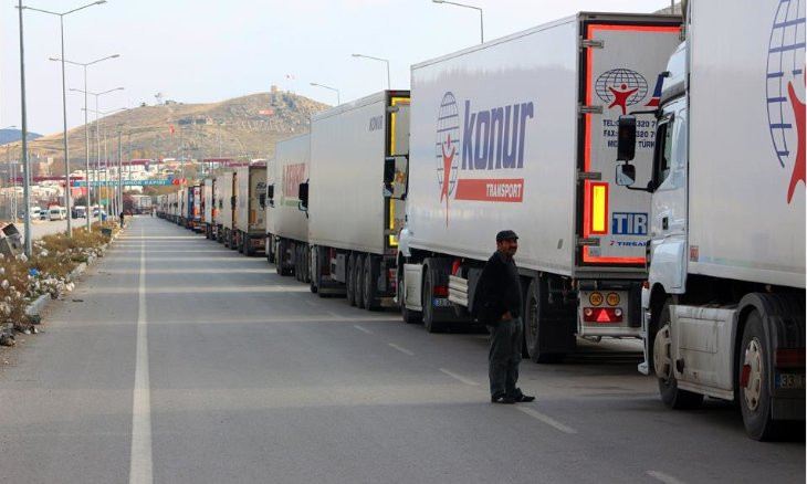 Trucks stranded at Turkey-Iran border robbed