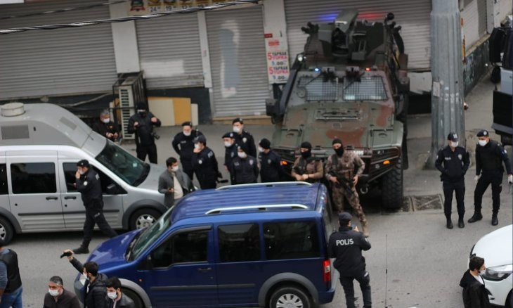 Police fire tear gas on mourners, take musician İbrahim Gökçek's body away from funeral ceremony