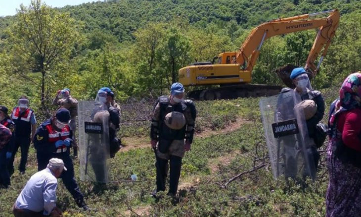 Gendarmerie block roads to stop activists from helping villagers in protest of mine project