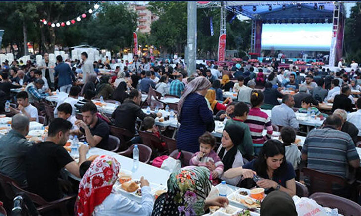 Police chases off Eid crowds by shooting gun in the air during COVID-19 curfew in Adana