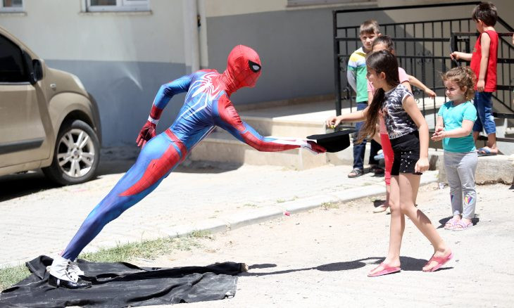Turkish Spider-Man distributes candy to cheer children marking Eid at home amid pandemic