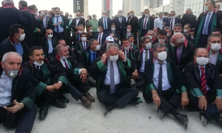 Bar heads launch sit-in after police prevent them from entering Ankara to end their Defense March