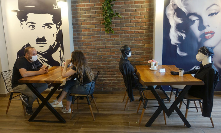 Cafe uses mannequins to enforce social distancing measures in Turkey's northeast