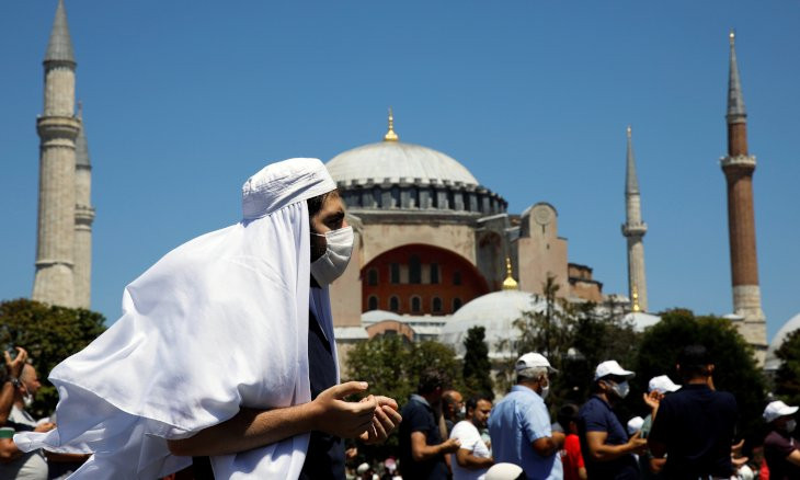 Fundamentalists march on Istanbul's streets after praying at Hagia Sophia